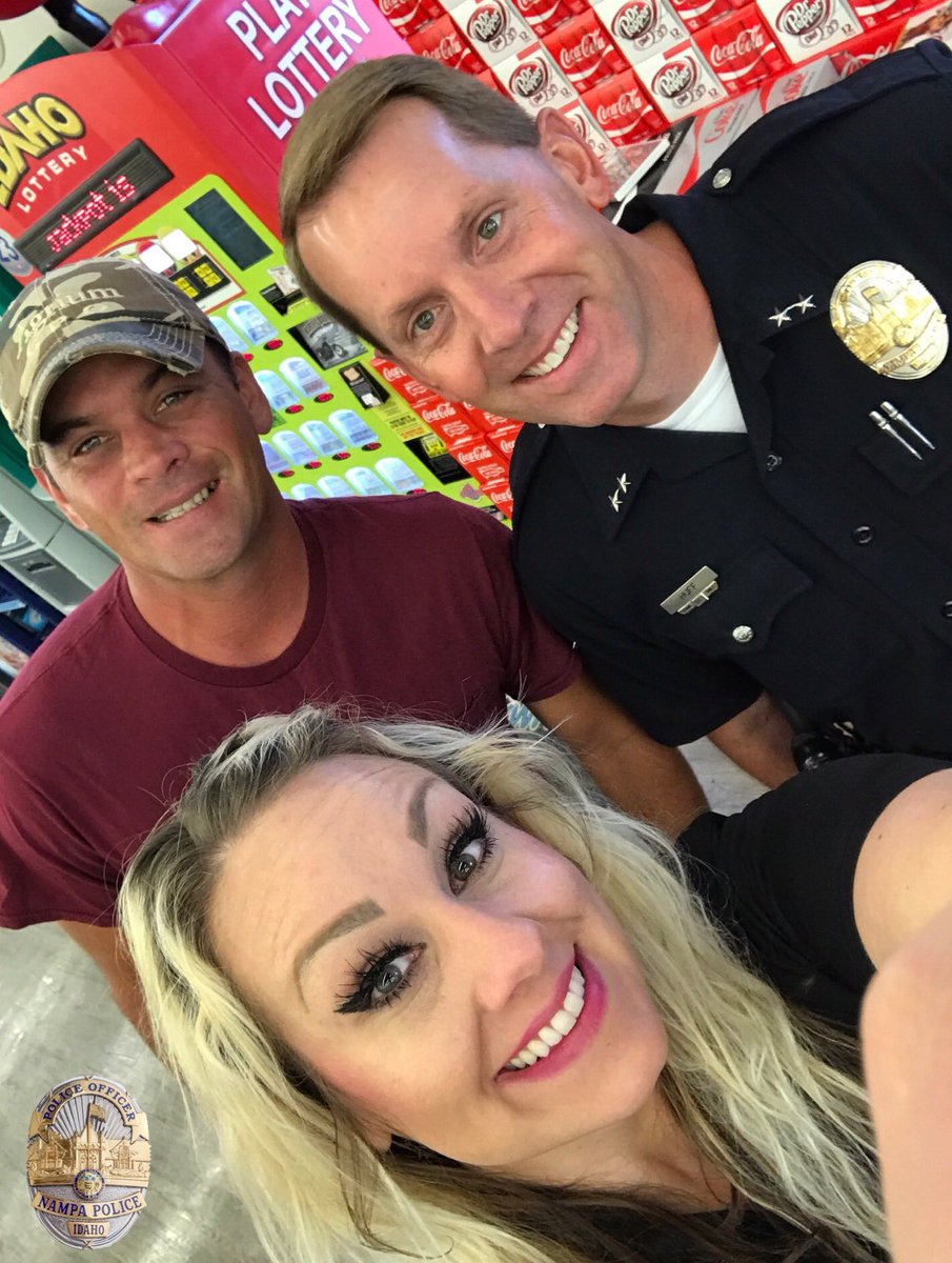 NampaPolice1's tweet image. While buying treats for dispatch, #smartcop, Chief Huff took time to celebrate #SelfieDay w/these community members #HappyDispatchers #1T1M