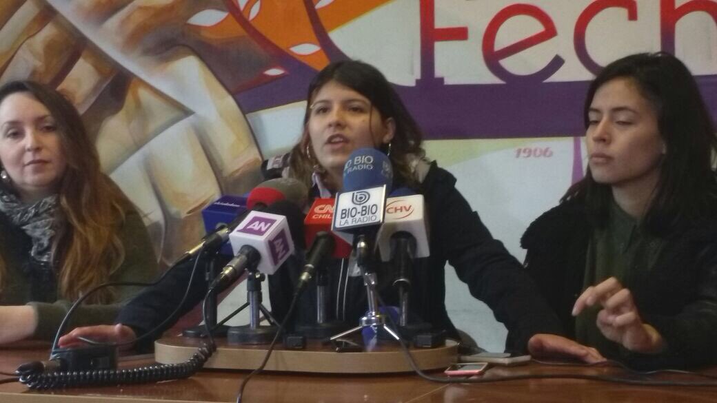 Sara_Robles17's tweet photo. Tras días del show mediático del rompe-paga decimos a la Ministra y Alessandri: liceo desalojado, es liceo retomado, con o sin primarias! https://t.co/2wGGjccV1S