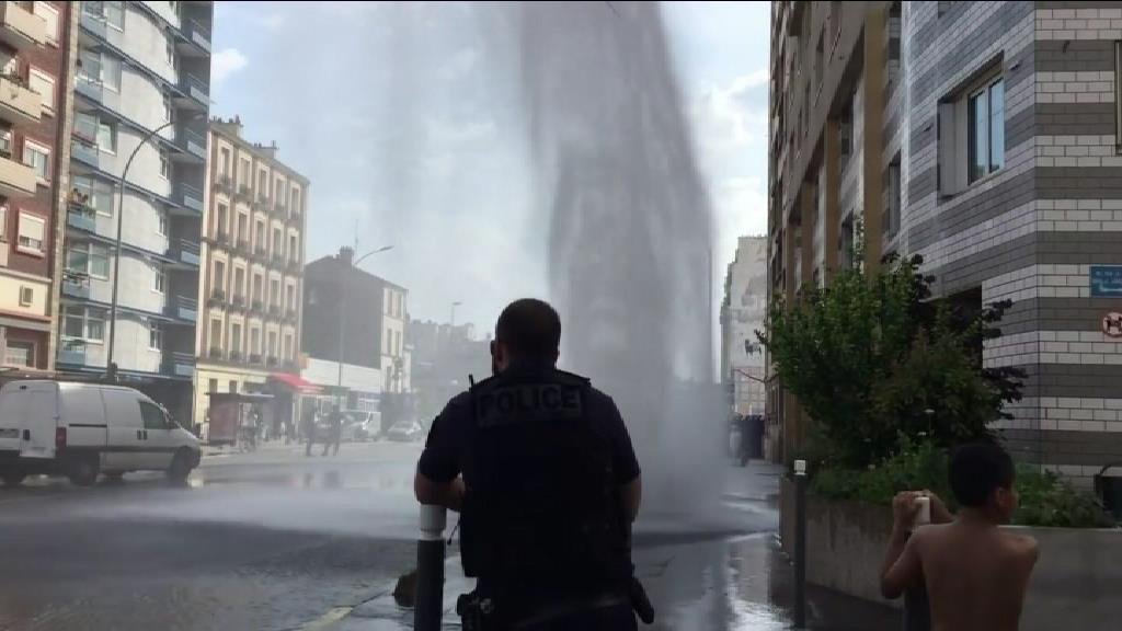 PompiersParis's tweet photo. Nous ne sommes pas en charge de la fermeture des bouches d’incendie. Pour tout signalement d’ouverture, merci de contacter votre mairie. https://t.co/5pn94RkvZc