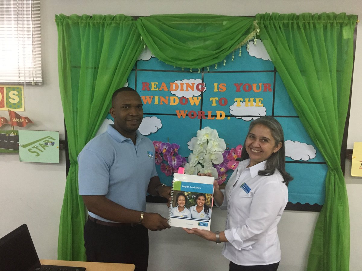 Centro Supérate F.A. Motta,  recibe la Programación Curricular actualizada de la asignatura de Inglés. La Dra. Irene Flores hizo la entrega.