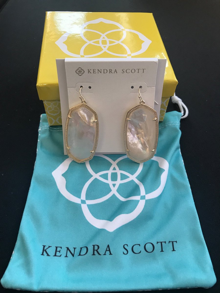 MissTempeAZ's tweet photo. Love our #sponsors! @WNMU @PistachioPower @KendraScott @missazorg #MissAZ2017 #MissTempe https://t.co/YRqYdv90IT