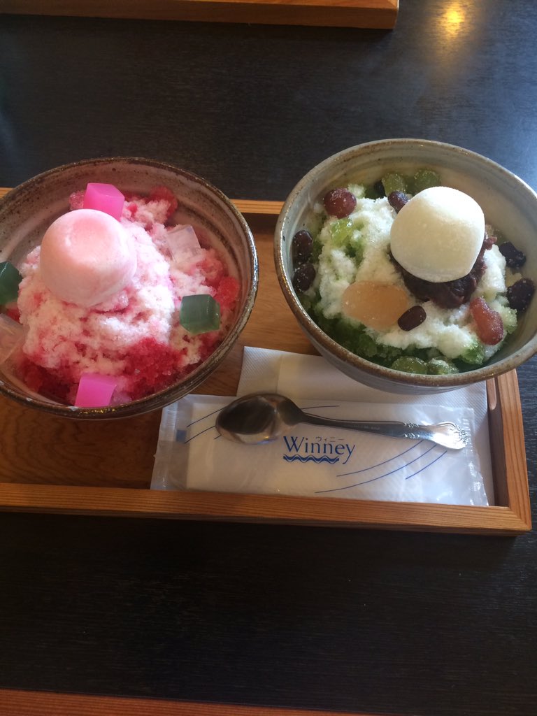 suzuran1968's tweet photo. 今日は友達と、杏カフェに行く予定が、今日は満席😨
え〜〜って。感じでした。他のとこで、ステーキ、ハンバーグなど食べたら喉乾いて。😬
かき氷食べちゃいました。😋 https://t.co/zAFMQAWYtd