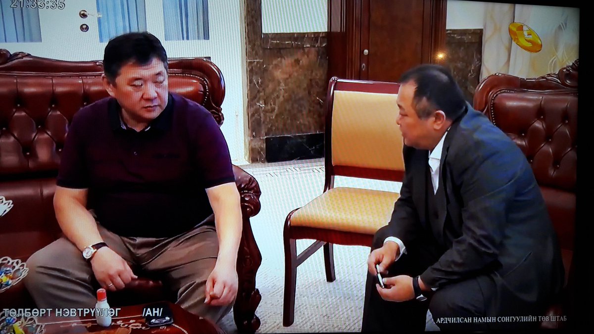 СЕХ-ны нарийн бичгийн дарга Болдсайхан билүү. Сонгуульд ялуулсан юм чинь гээд сууж байна.