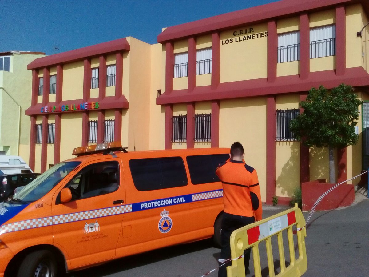 PcValsequillo's tweet photo. Voluntarios colaboran en el dispositivo de seguridad en la actividad escolar 👧👦 de La Barrera en el CEIP Los Llanetes. https://t.co/a0d41GRynh