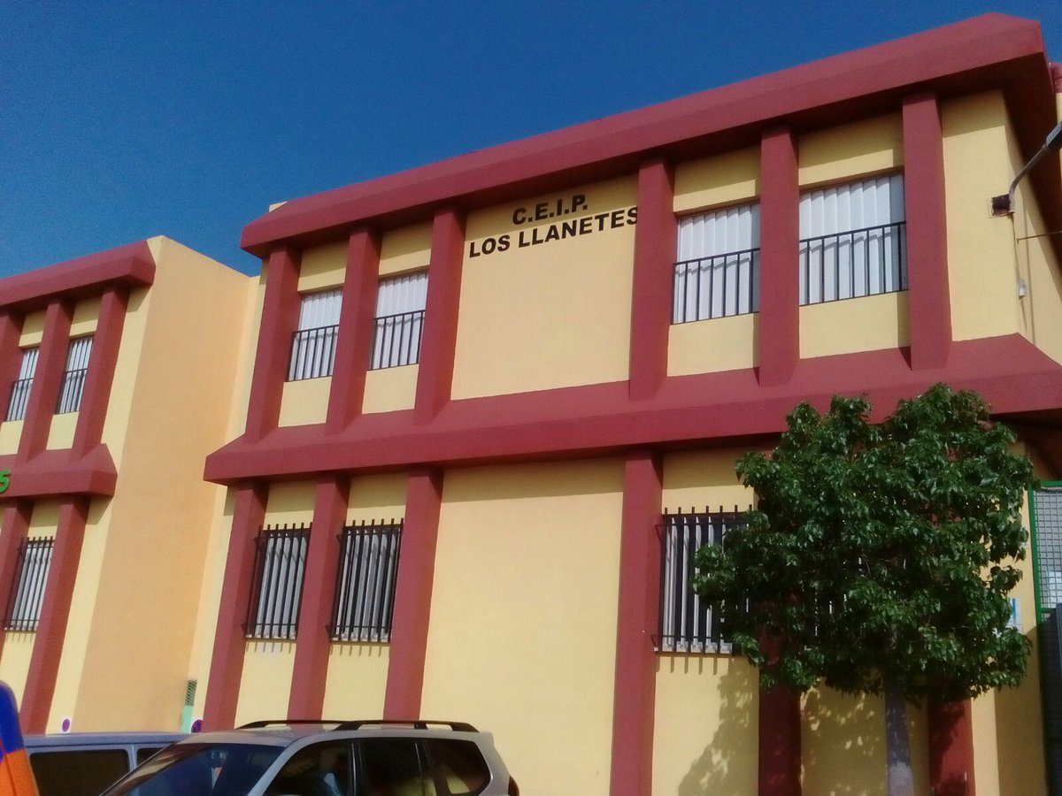 PcValsequillo's tweet photo. Voluntarios colaboran en el dispositivo de seguridad en la actividad escolar 👧👦 de La Barrera en el CEIP Los Llanetes. https://t.co/a0d41GRynh