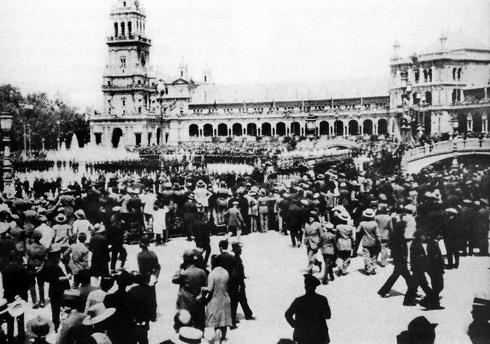 SevillaInsolita's tweet image. Tal día como hoy hace 87 años (1930) con escasa brillantez se clausuraba la Exposición Iberoamericana.

Sevilla recibió 158.914 viajeros.