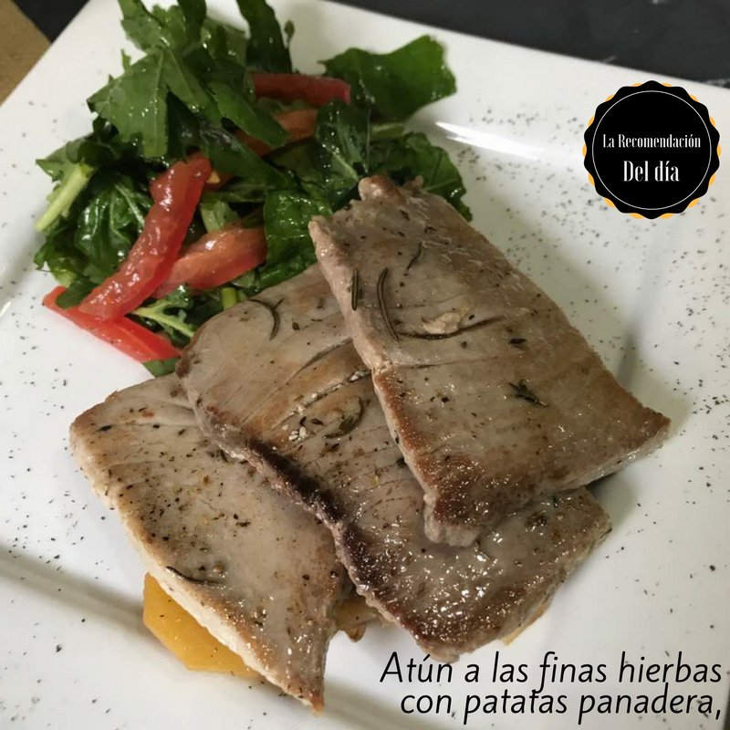 GUARDAVINAS's tweet photo. Te traemos #pescado fresco para que lo disfrutes en tu #almuerzo: delicioso #atún con papas #tomate y #rugula. Recuerda: Abrimos a las 12:00 https://t.co/sFqHPIMIlJ