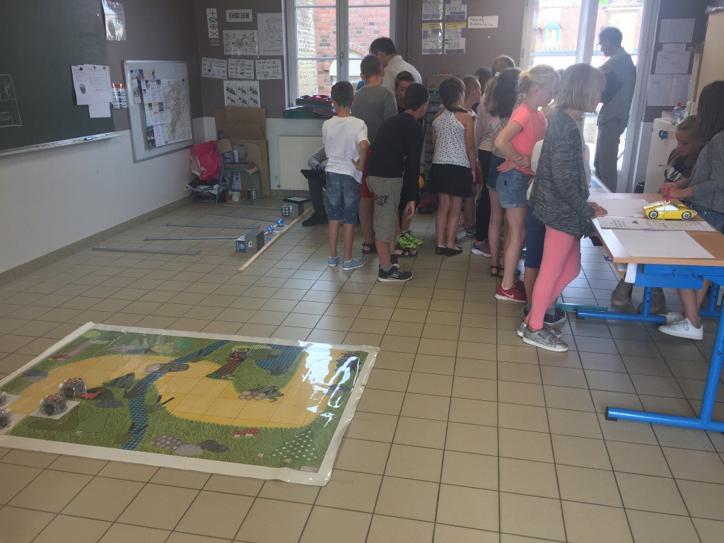 jcolivier1's tweet image. Matinée #Robots école Belloy/Somme @Somme_fr on apprend en jouant @reseau_canope #cycle3 #algorithmie calcul des angles, différents langages