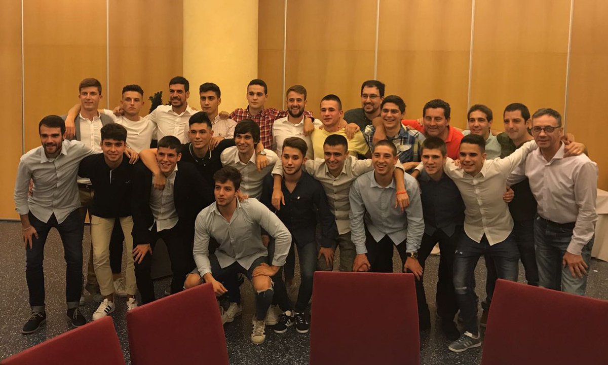 DanokBatClub's tweet photo. Otra generación que se nos marcha. Eskerrik asko a todos. A disfrutar del verano y a volver con las pilas cargadas. Zorionak!!!💪💪 https://t.co/slGYmlIoUN