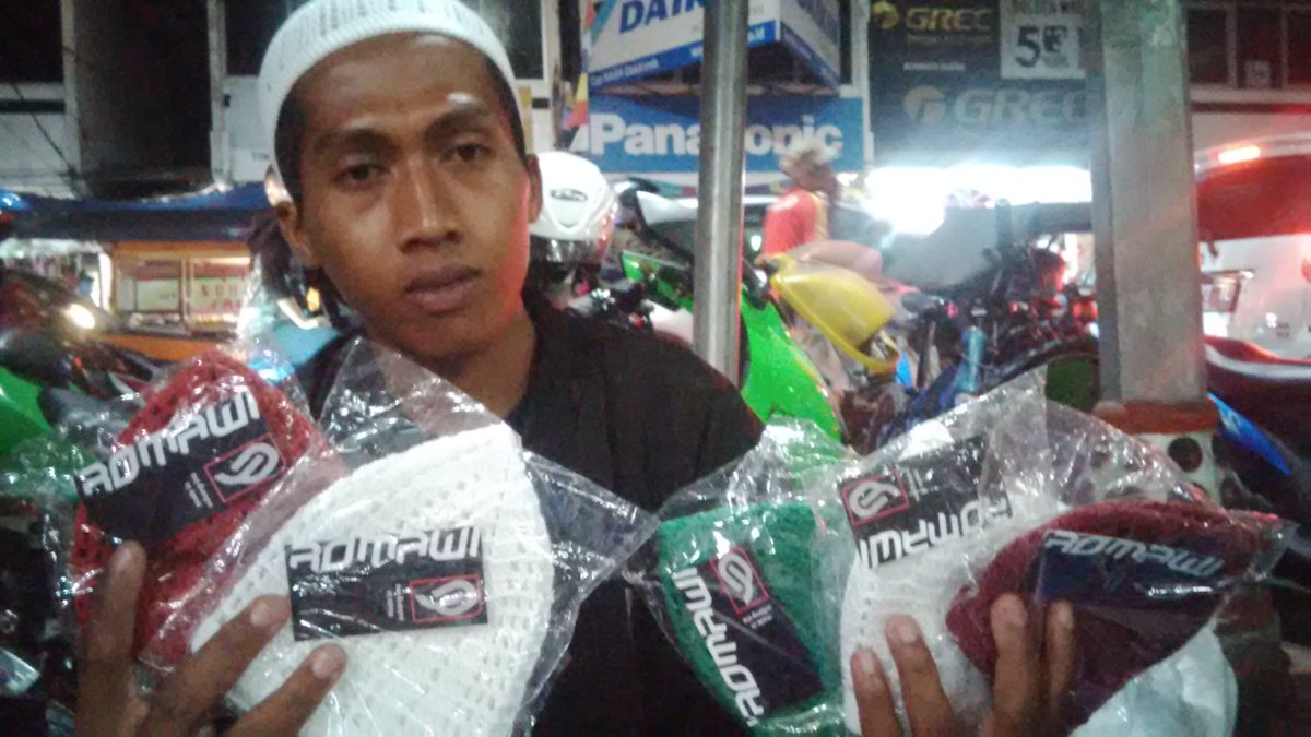 Peci rajutan made in Subang Indonesia. Konsumennya datang dari Bengkulu