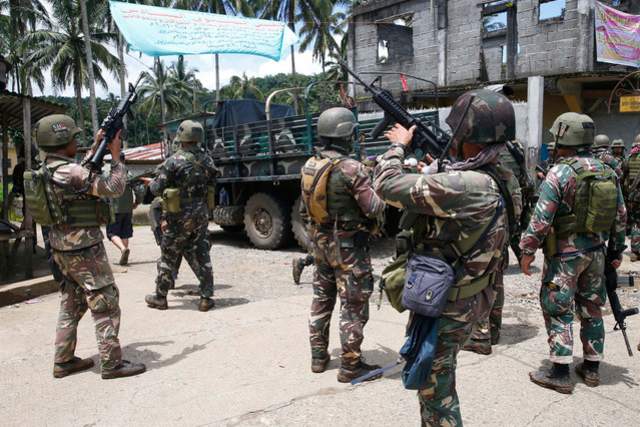 Actu17's tweet photo. 🇵🇭 #Philippines Les djihadistes prennent en otages des écoliers et piègent l'école. https://t.co/tsgu69Lqbq https://t.co/mE7RsvsVpZ