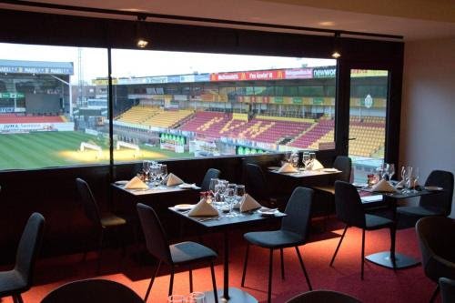 Vier je verjaardag met uniek zicht op onze heilige Malinwa-grasmat: kvmechelen.be/nieuws/2017-20… #kakkerzoektmakker