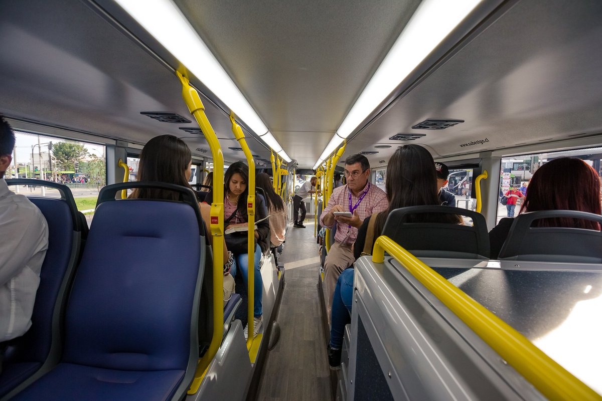 SubeStgo's tweet photo. Piso plano y nivelado, gran cantidad de manillas de sujeción y altura a nivel de calzada para subir cómodamente https://t.co/BhUYu1WcDP