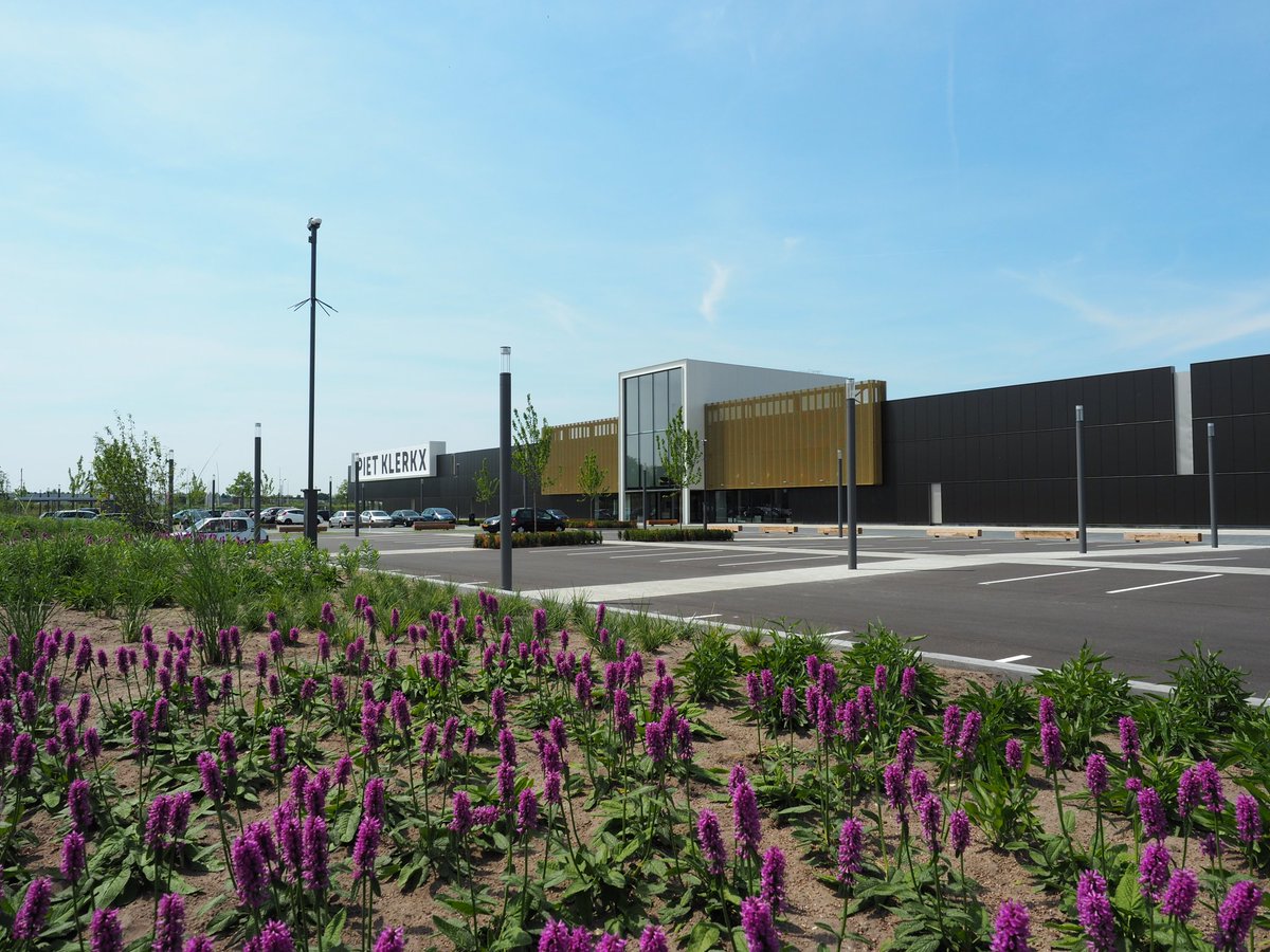 AndreHingstman's tweet photo. @PietKlerkx_nl.  Nieuw parkeerterrein 4 maanden na oplevering. #groenerleven #groenerbouwen. @btlrealisatie https://t.co/VKBJdCLXC7