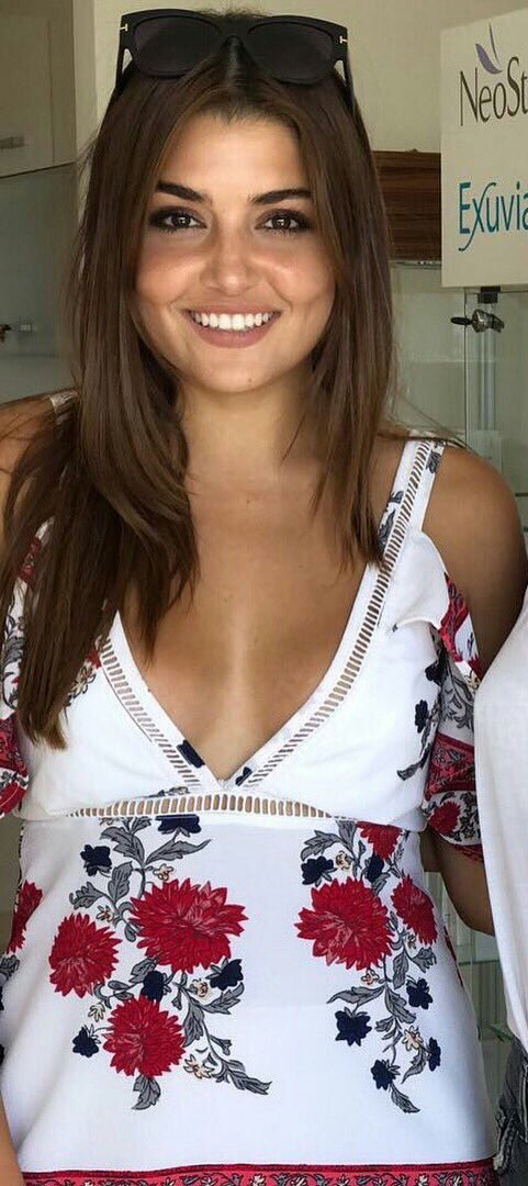 kafabesmilyon's tweet photo. Yanmış yanmış ama ne güzel yakışmış ona güneşin dokunuşu!😻Gözleri parlıyor; gülüşü kocaman tatil iyi geldi belli.Dünya güzelim🌹 #handeerçel https://t.co/WRDSy1yQjv