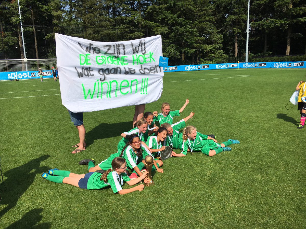 Madelief landskampioen schoolvoetbal groep 6 met De Groene Hoek, trots op de meiden