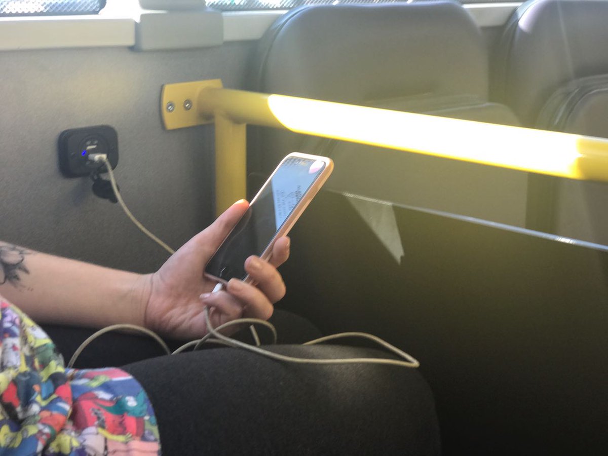 SubeStgo's tweet photo. Cargar el teléfono mientras viajas en bus es posible, si estás en un #Enviro500 ;) https://t.co/5ctsLuaIqF