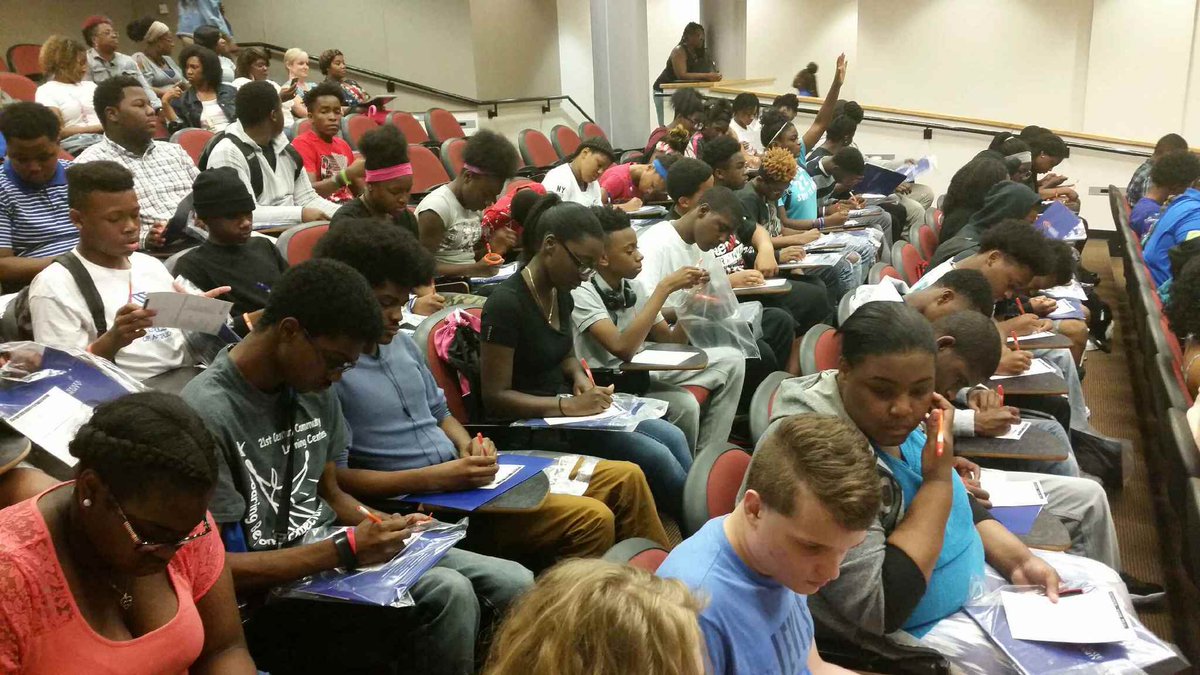 DaRealKoachBee's tweet image. Kiddos from 21st Century @Newton_High hanging out at Clayton State getting a tour of the college life #welearning@NHS