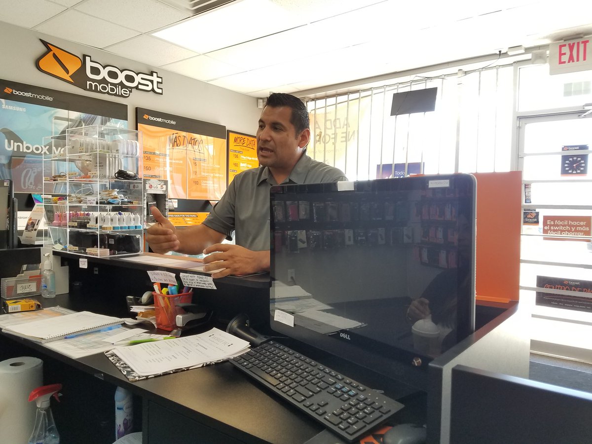 PhillipScheldt's tweet photo. Benny Role playing the add a line for free promotion at Mobile HQ in FTW #BoostDFW https://t.co/6ynCGykroW