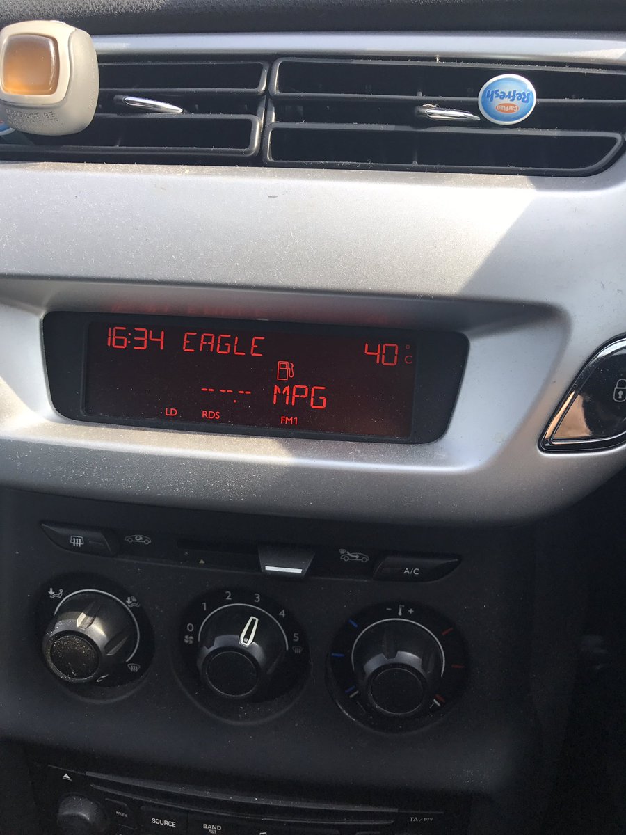 dance_barry's tweet image. @eagleradio 40 degrees in Farnborough going to be a warm drive #cookingincar #hotcommute