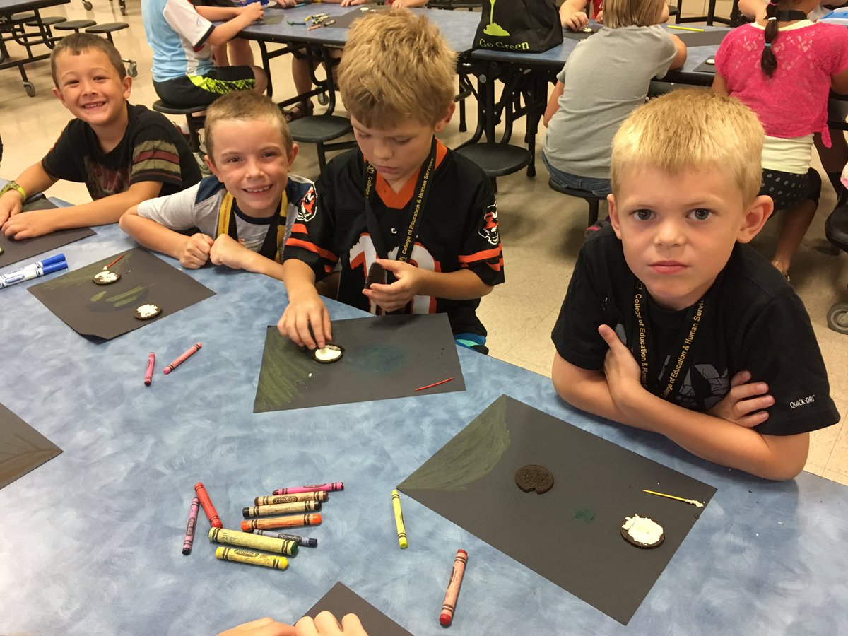 MrsCrum3's tweet photo. Learning phases of the moon the tastey way! #oreomoons @PinerPrincipal @JaneMKyle https://t.co/CKVsZMqHTI