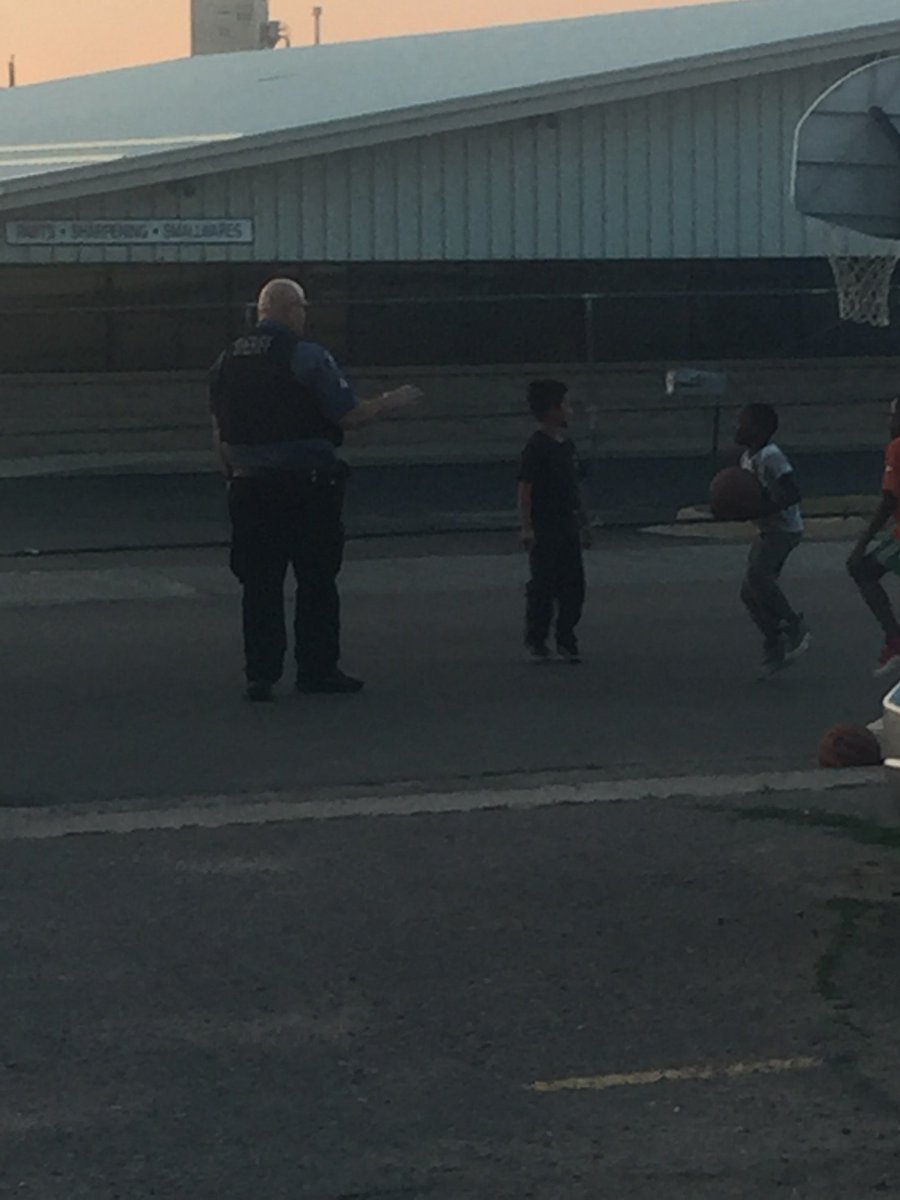 Ja_Mir_'s tweet photo. @DenverPolice My boys were all smiles, thanks to the officer that stopped for a little game of basketball. #Appreciative https://t.co/Ok754WZqBz