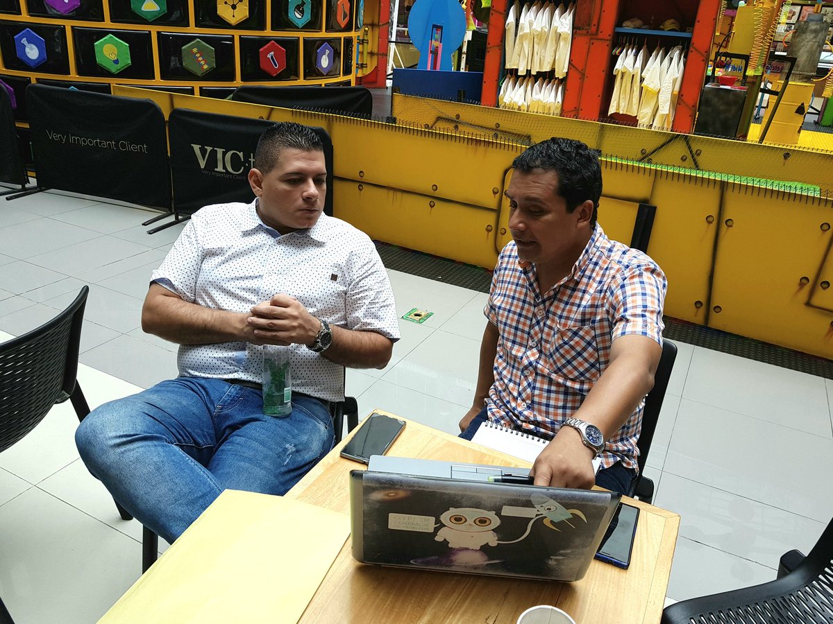 aleurreaos's tweet photo. Estamos con @ideofono presentando a @Gyffu_co y #Nival al #LíderRegionalTIC de #Risaralda @lftamayob #Tecnologia de clase mundial @lunadavid https://t.co/7nxbPzSWbX