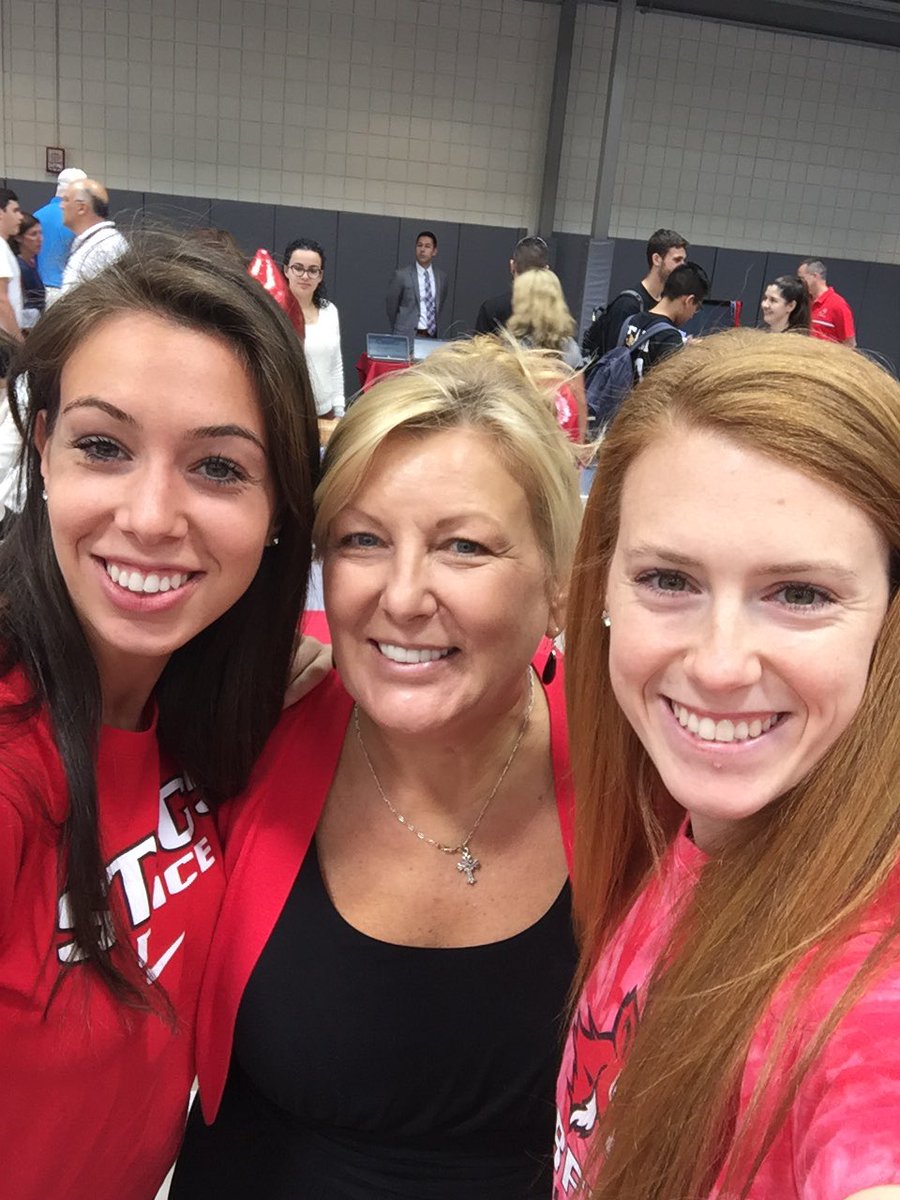 StagsCheer's tweet photo. Orientation for Class of 2021!! Its National Selfie Day!! #Stags21 #OnceAStag https://t.co/YSXabmnw4N