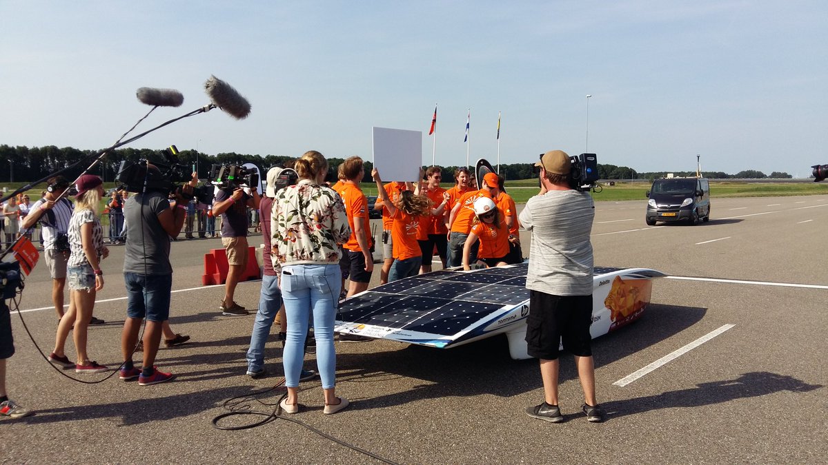 Gefeliciteerd <a href="/NuonSolarTeam/">Nuon Solar Team</a> met de 882 kilometer van vandaag! Een mooi record van een top team. Wij zijn trots.