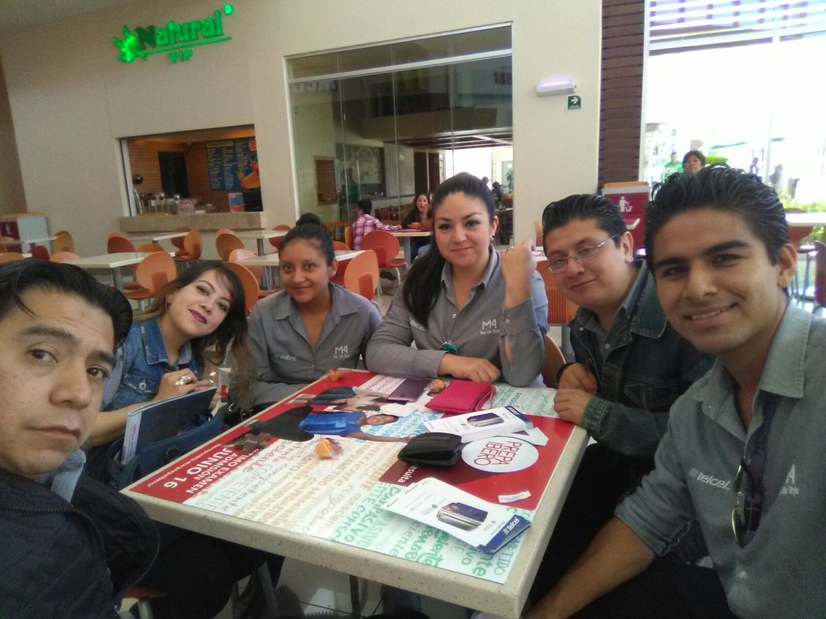 maggiemv29's tweet photo. #M4FamilyTlaxcala
Cómo cuando estás en junta y se acerca una clienta a preguntar sobre las funciones de su #M4Inspiration #M4Tel jeje 😎😂 https://t.co/XYYD4LmLEG