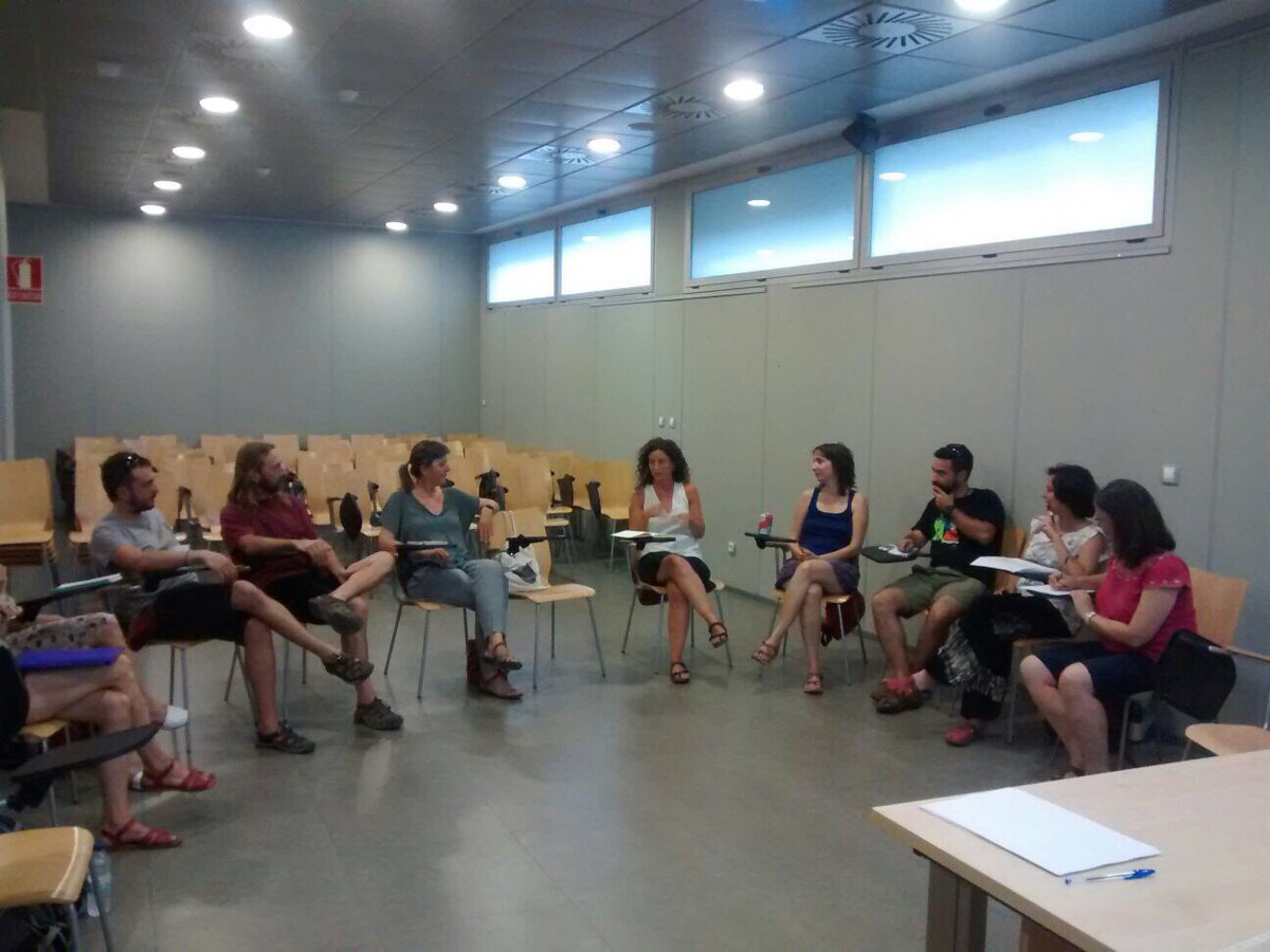 emprendes_net's tweet photo. Comenzamos el #CooperaLAB de hoy: el salario y otros conceptos laborales sobre la mesa de autopsias😁😝 https://t.co/TrI3OSNjHg