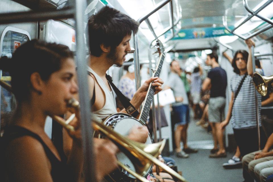 Summertime 🔆🌴 Vive la #FeteDeLaMusique ! Quoi de prévu dans votre arrondissement ce soir ? Suivez le guide ! bit.ly/2swujCi #Paris