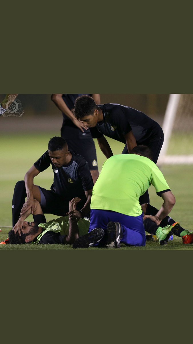 أظهرت الفحوصات التي أجريت للكابتن عبدالإله النصار وجود قطع في الرباط الصليبي الأمامي للركبة
وسيحتاج للتدخل الجراحي
دعواتنا له بالشفاء العاجل