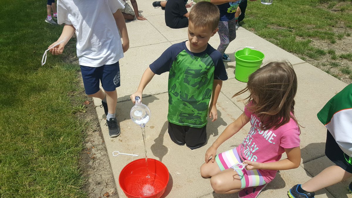 rhenson80's tweet photo. Summer Adventure Fun! #bubbles #bubblemaking #STEM #backtothebasics https://t.co/nEeEF9g1t9