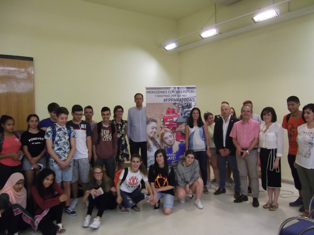 IESCosmeGarcia's tweet photo. #LaFPProtagonista
Proyecto del @IESCosmeGarcia "La #FPPARATODAS", con alumnado de varios centros de @lariojaorg.
https://t.co/6SMjAUQ1EK https://t.co/am7PwLBgDs