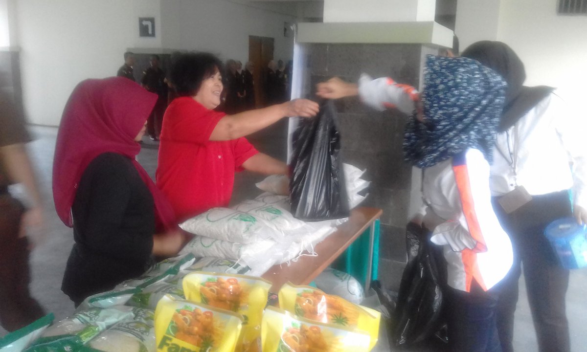 Pasar Murah Kejati Jateng cc : <a href="/bulogjateng/">BULOG Kanwil Jawa Tengah</a> <a href="/PerumBULOG/">Perum BULOG</a>