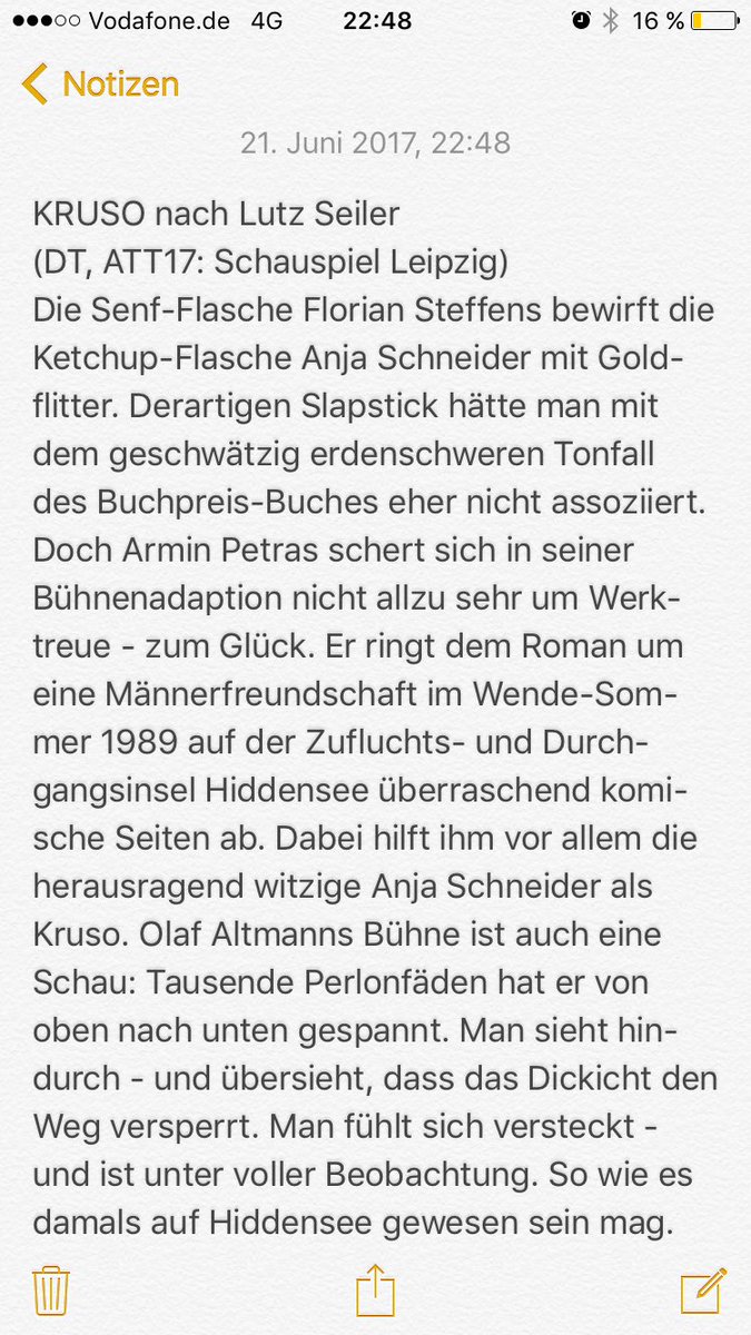 FabianWallmeier's tweet photo. Die Senf-Flasche bewirft die Ketchup-Flasche mit Goldflitter: KRUSO nach Lutz Seiler vom @Schauspiel_LE bei #ATT17 @DT_Berlin #Heimwegnotiz https://t.co/2YvpwNOwWE