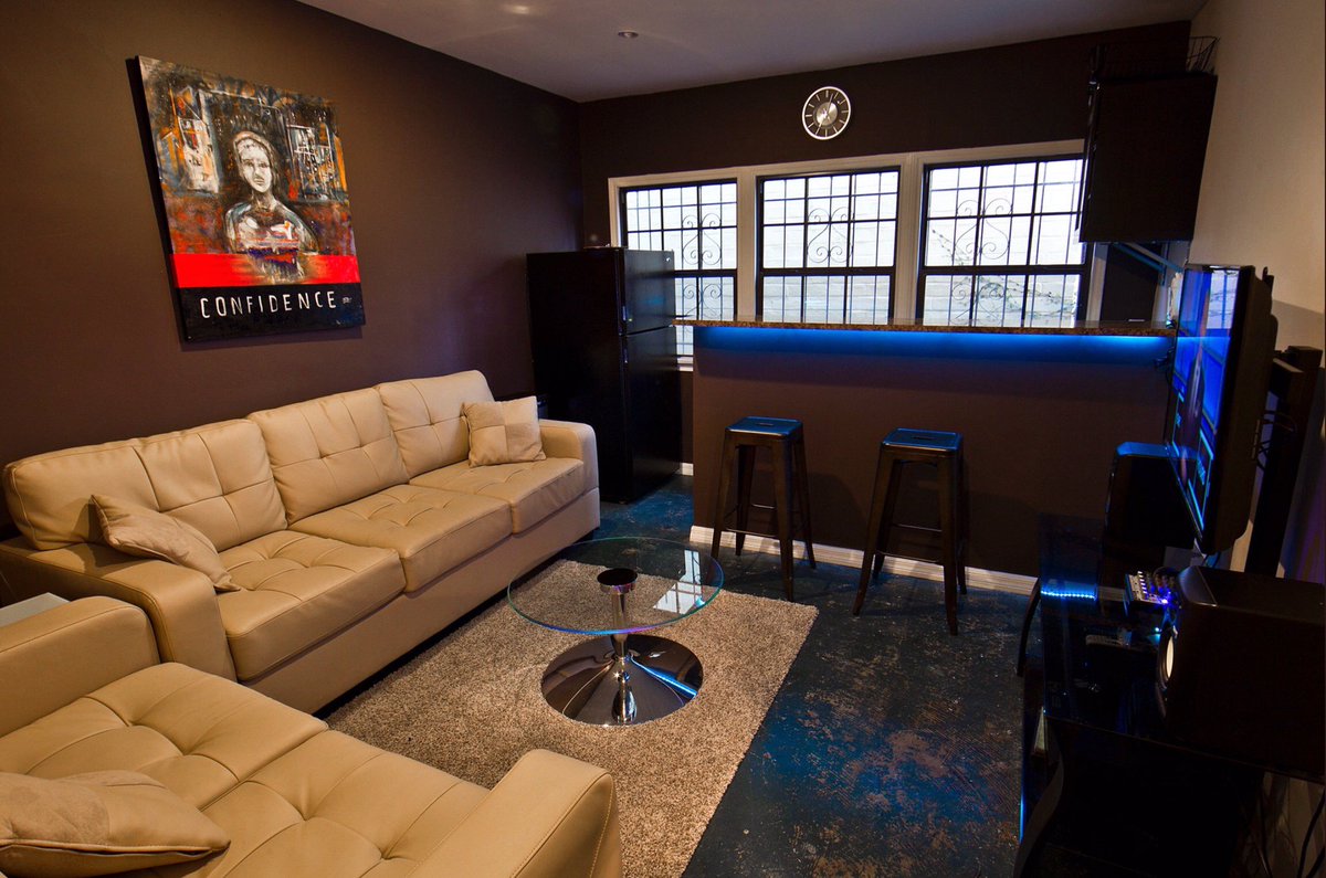 Studio1Zero's tweet photo. Studio A
35$ hr or 12 hours for 350!
+ Lounge w/ DirecTV &amp; PS4
+ Premium mixing services at great rates! Just ask:)
 #studiotime https://t.co/9u3F93A4EJ