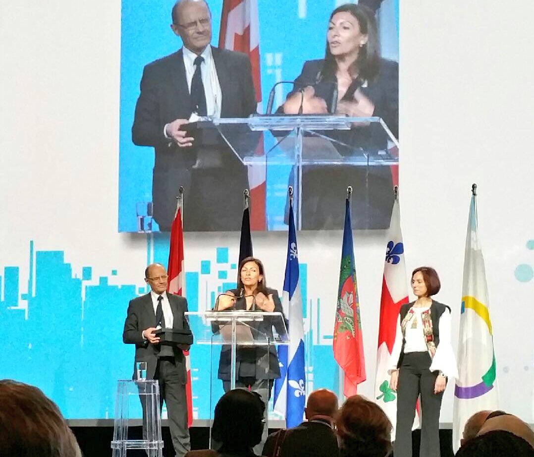 Anne_Hidalgo's tweet photo. Je suis heureuse de remettre à Syrine Ben Romdhane le tout 1er prix de la #Femme francophone de l'#AIMF. #AIMF2017 https://t.co/S0i0Lofeg6