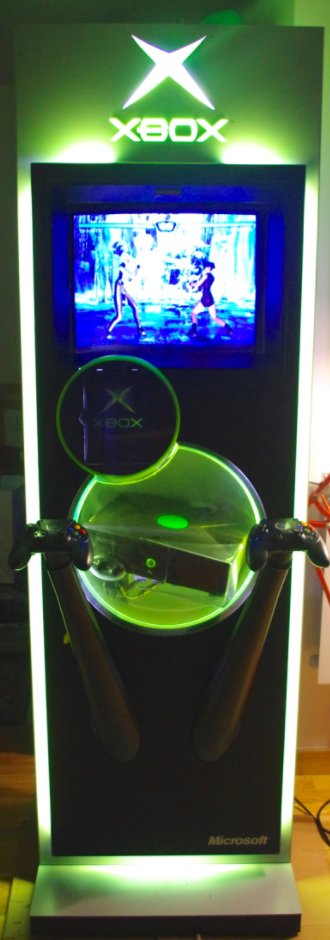 MadLooPinG's tweet image. Quand j&apos;étais plus jeune, je squattais le rayon Jeux-vidéo du centre commercial pour jouer au 1er #Halo sur Xbox. Le bon temps :)