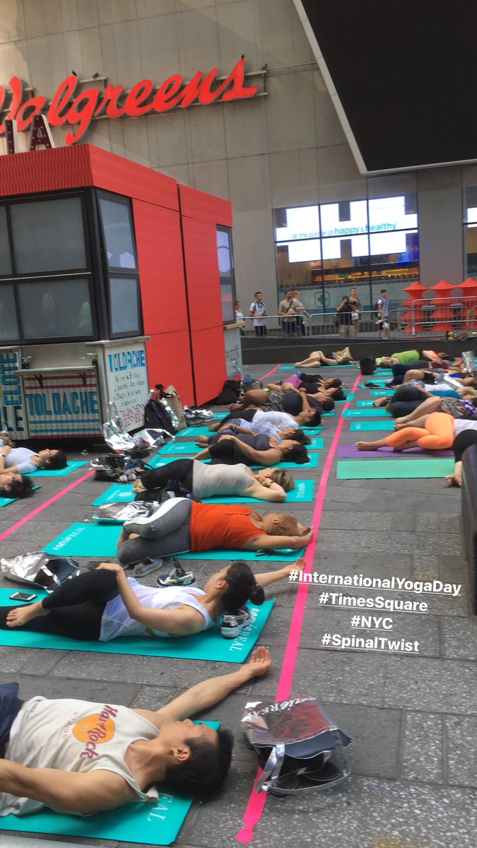 rearnakedchoke's tweet image. #SpinalTwist for #InternationalYogaDay #TimesSquare #NYC