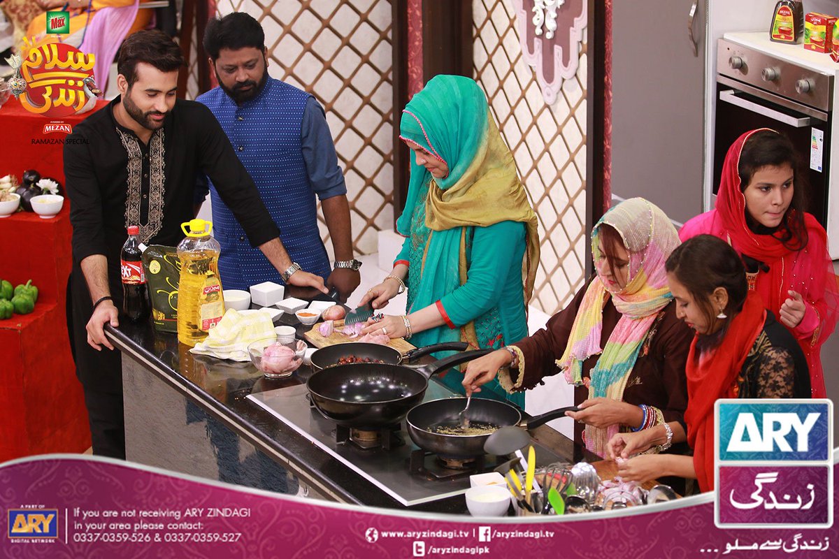 aryzindagipk's tweet photo. Have you enjoyed #BestKitchenFamily special #SalamZindagi? β€οΈ
#FazilaQazi #ChefWarda #ChefSumaira #ChefSameena @faysalquraishi #Competition https://t.co/LRyjfE1UU4