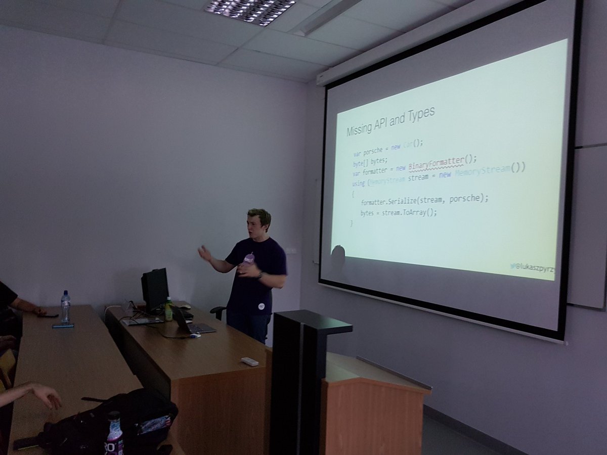 pgdotnet's tweet image. Zaczęliśmy spotkanie #65! @spetzu prezentuje pełnej sali czym jest #dotnet Core, .NET Standard, co działa, a co nie :-)