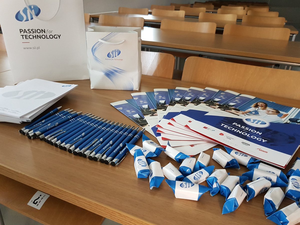 pgdotnet's tweet image. Zaczęliśmy spotkanie #65! @spetzu prezentuje pełnej sali czym jest #dotnet Core, .NET Standard, co działa, a co nie :-)