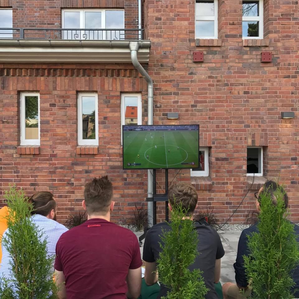 CHILID_agency's tweet image. With love to new #agileoffice and #fifa17 #chilidteam #developers #designers #afterhours #IT #scrum