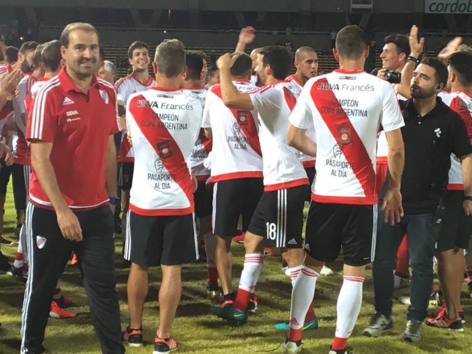 la12tuittera's tweet photo. Tiene razón el periodismo, innecesario que los jugadores de #Boca hayan cargado a riBer con sábanas 👻🅱 https://t.co/zpvOTUV6BQ