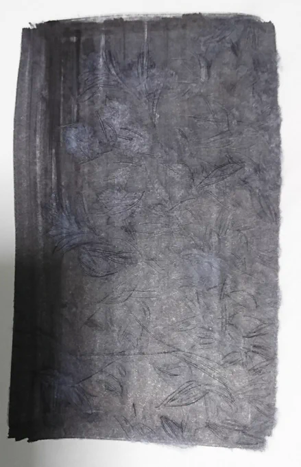 全体的にマッキーで塗る→丸ペンに除光液を着けて葉っぱや枝を描く→原稿を裏返す→手前にある葉っぱを描き足す
除光液が染みた部分がぼやけて見えるので遠近感が出せないか描いてみた 