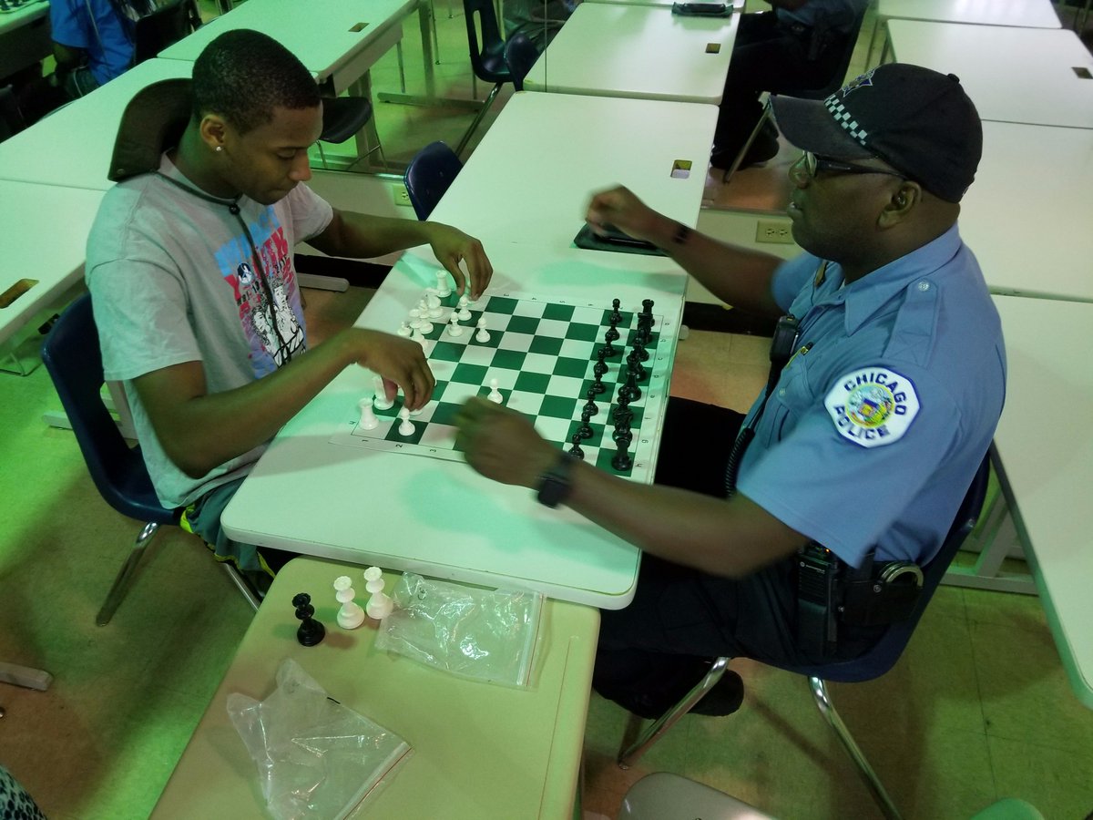 ChicagoCAPS10's tweet photo. @ChicagoCAPS10 partnered up w Chicago Christian Academy 1231 S. Pulaski Rd for a little #ChessWithACop #BuildingTrust #BuildingRelationships https://t.co/6EDqqbUGUm