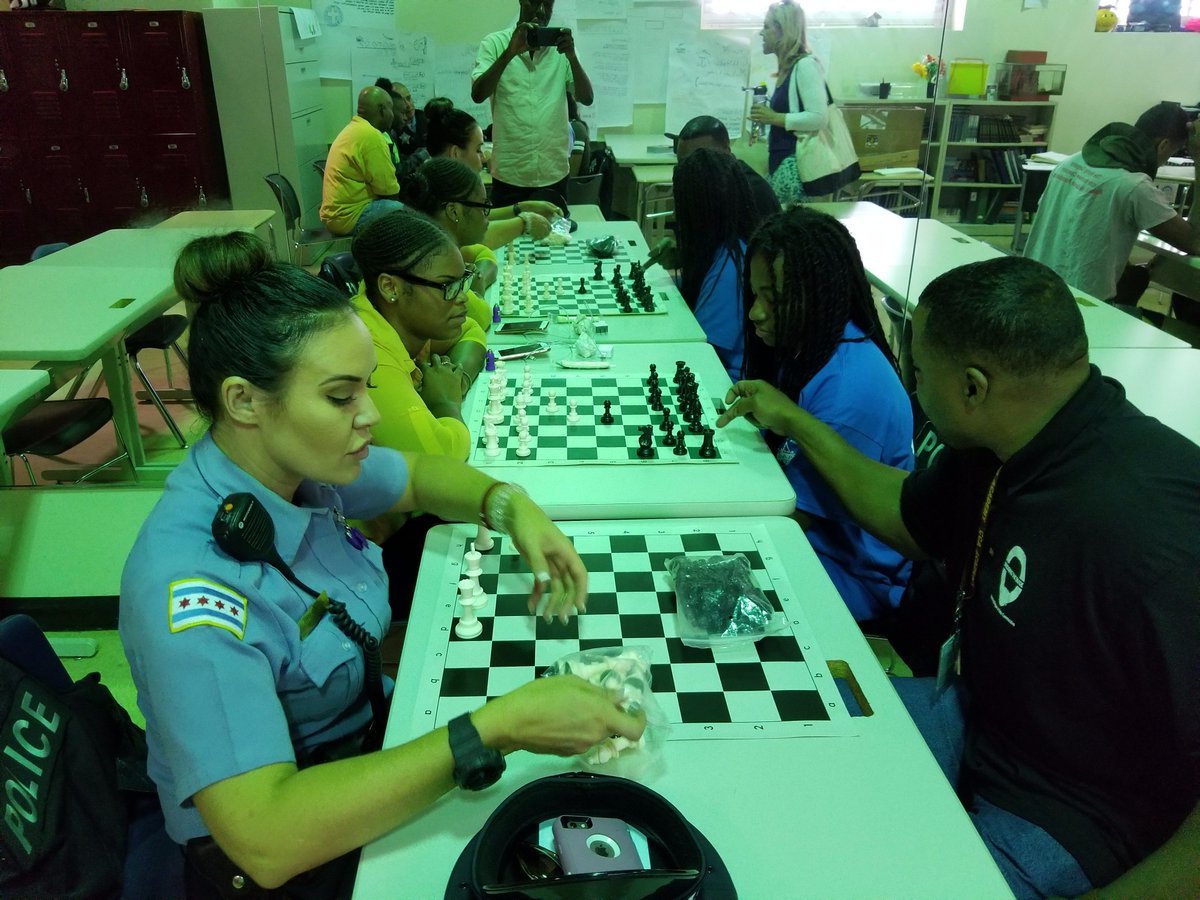 ChicagoCAPS10's tweet photo. @ChicagoCAPS10 partnered up w Chicago Christian Academy 1231 S. Pulaski Rd for a little #ChessWithACop #BuildingTrust #BuildingRelationships https://t.co/6EDqqbUGUm