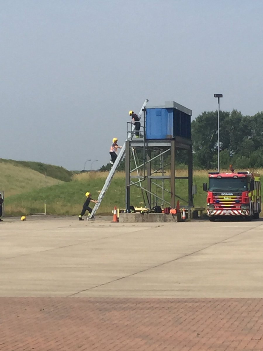 GatwickFRS's tweet photo. Recruitment testing today for potential Fire-fighters #vhot 🌞 https://t.co/ECB0BhkR4o